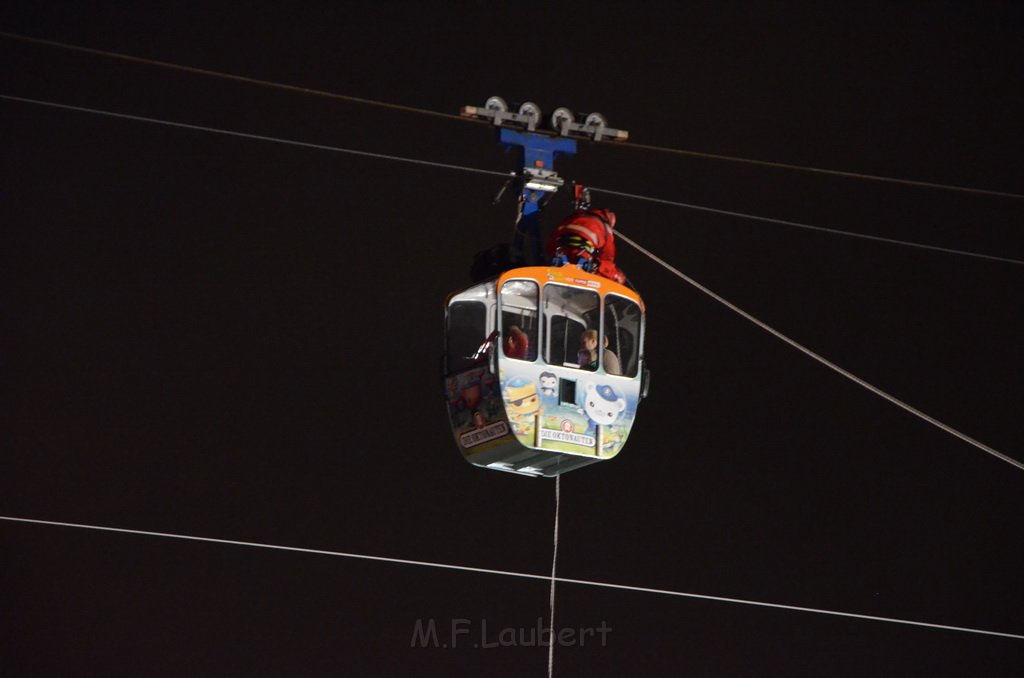 Einsatz BF Hoehenretter Koelner Seilbahn Hoehe Zoobruecke P2467.JPG